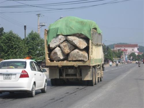 Kinh hoàng “hung thần” chở đá tảng chạy trên quốc lộ