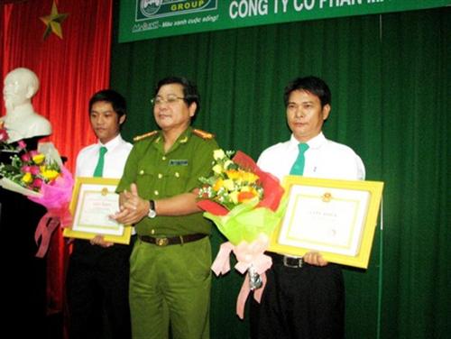Khen thưởng quần chúng bắt người nước ngoài lừa đảo