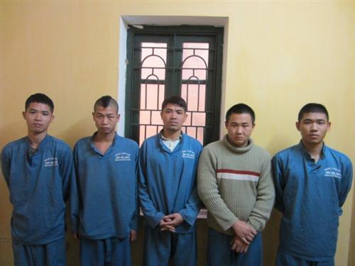 Bắt khẩn cấp 3 đối tượng bắn chém loạn xạ vào nhà dân