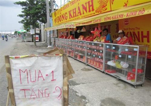 Chưa đến rằm, bánh trung thu đã... mua 1 tặng 2