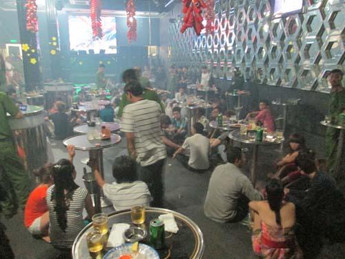 200 cảnh sát đột kích quán bar lúc tảng sáng