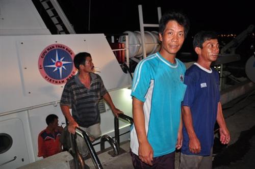 Cứu 8 ngư dân bị nạn vào bờ an toàn