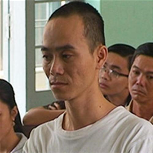 Bố tàn nhẫn nhiều lần ném con xuống mương sâu