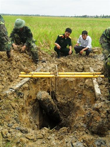 Xử lý an toàn quả bom nặng gần 230kg dưới ruộng lúa