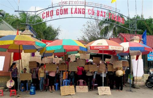 Hà Nội: Hàng trăm người bao vây, “cấm chợ” Bát Tràng