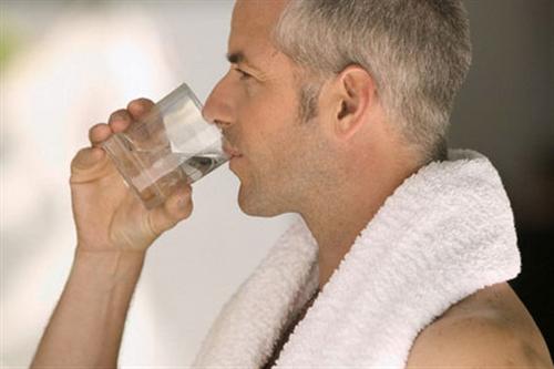 Lấy 2 viên sỏi từ gốc “cậu nhỏ”
