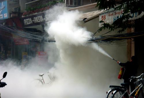 Hà Nội: Hoảng hốt vì dây điện bốc cháy ngùn ngụt trong mưa