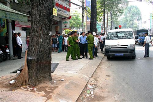Mẹ đi chợ, con trai ngã từ tầng 5 xuống đất tử vong
