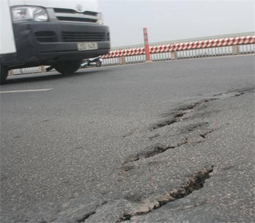 12,05 tỷ đồng sửa chữa triệt để sự cố nứt mặt cầu Thăng Long?