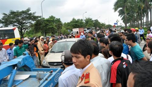 Nữ tài xế hất tung người lên nắp ca-pô, chạy hàng chục kilomet