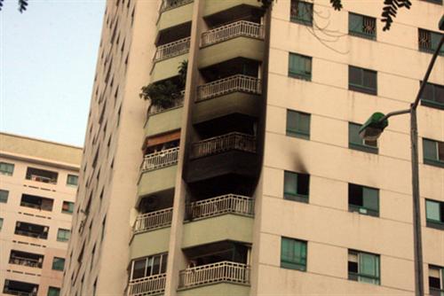 Cháy ở chung cư 17 tầng, hàng trăm người hoảng loạn