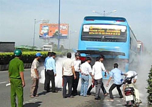 Xe khách nước ngoài bốc cháy, hàng chục hành khách tháo chạy