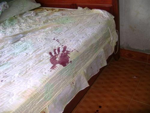 Côn đồ xông vào nhà dùng dao truy sát, cướp tiền