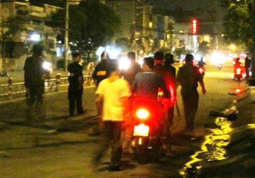 Chém chết người, vung mã tấu chém luôn cảnh sát hình sự