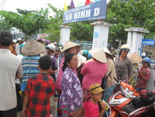Hàng trăm phụ huynh chen lấn chờ nhận tiền hỗ trợ học sinh nghèo