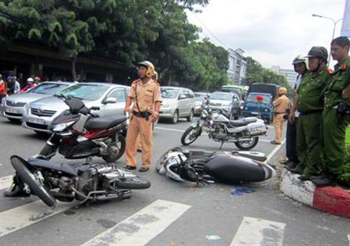 Cướp đâm trọng thương nạn nhân và công an trên phố