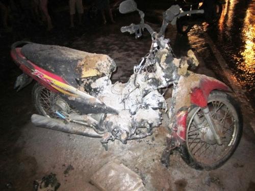 Xe máy bốc cháy sau khi sửa