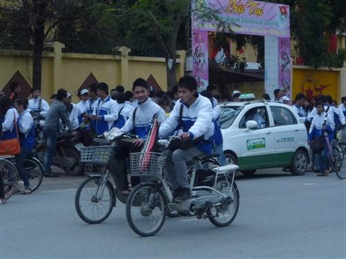 CSGT Hà Nội hóa trang bắt xe điện vi phạm giao thông