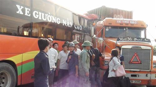 2 xe đâm nhau, quốc lộ tắc nghẽn 10km