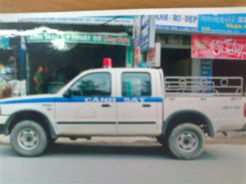 Nhậu say “hứng chí”, 2 đối tượng đập phá xe cảnh sát