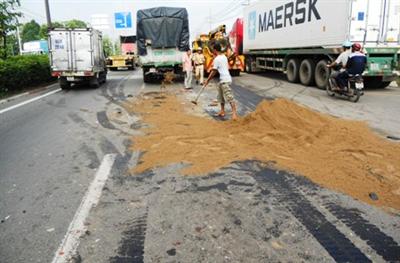 3 xe tải tông nhau, “tưới” dầu đầy quốc lộ 1A