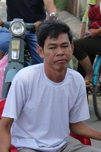 Phút đối đầu nghẹt thở của người đàn ông với 4 tên cướp để giải cứu cô gái