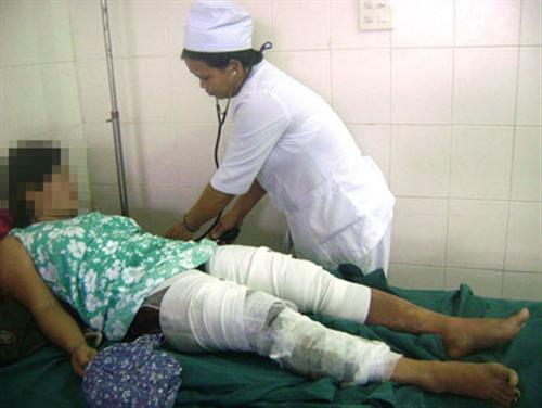 Hại chỗ kín của vợ bằng nước và dầu ăn đun sôi