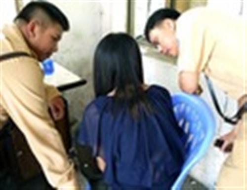 CSGT ngăn chặn cô gái định nhảy cầu Chương Dương tự tử trong mưa