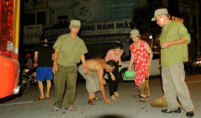 Tuyên dương quần chúng cứu người, nhặt đinh...