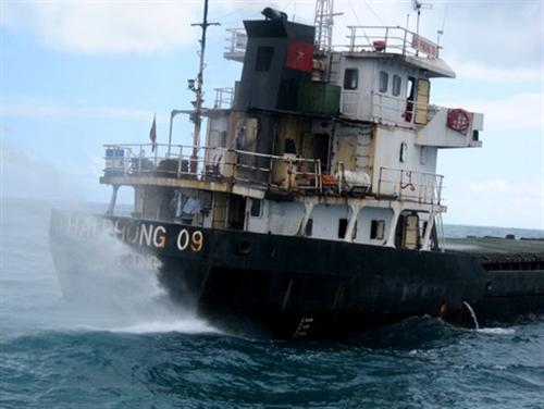 Tàu cháy trên biển có thể do hở ống dẫn dầu