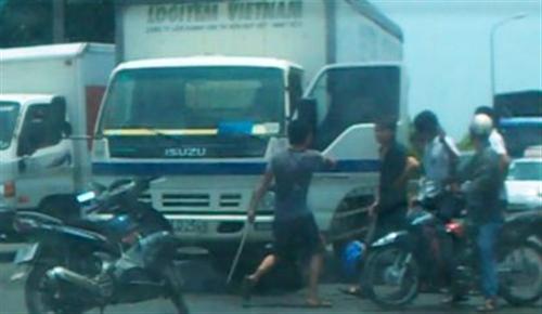 Vụ lái xe tải bị côn đồ hành hung: Do va chạm giao thông