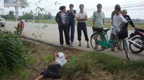 Lái xe tông cụ ông “bay” xuống đường rồi bỏ chạy