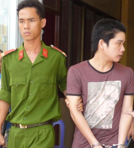 Cưa cửa sổ, trốn khỏi buồng giam
