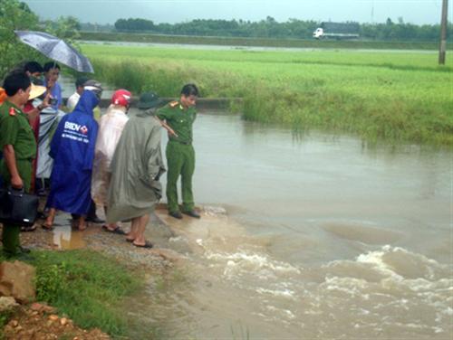 Đi khai giảng, một học sinh bị nước lũ cuốn trôi