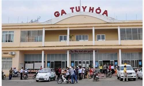 Tàu hỏa bỏ ga, hàng trăm khách hoảng loạn