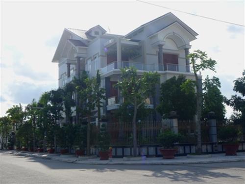 Vụ lấy vỉa hè làm vườn nhà: Chưa ai bị “thổi còi”