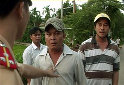Vi phạm giao thông, vác dao dọa chém công an
