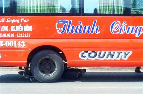 Côn đồ chặn xe khách, hành hung tài xế