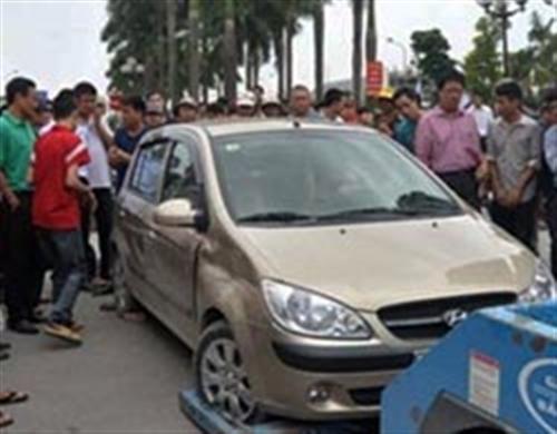 Em gái hất anh lên nóc ôtô do bất đồng chuyện an táng mẹ