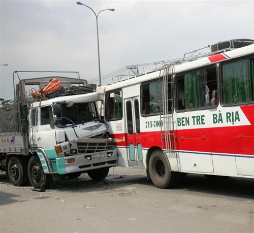 Giải cứu tài xế xe tải kẹt cứng trong ca bin