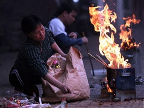 Tết ông Công, ông Táo: Chuyện tiền tỷ… hóa tro