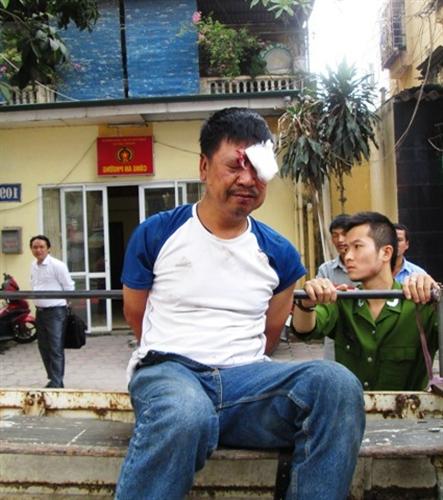 Hà Nội: Học sinh chống trả tên trộm xe máy trên phố