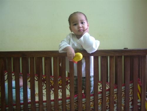 Thăm lại cháu bé được cứu thoát khỏi hủ tục “chôn con theo mẹ”