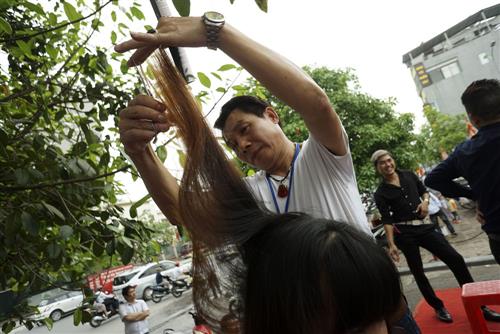 Hội làng giữa Hà Nội thành nơi cắt tóc miễn phí