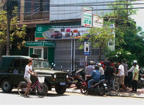 Hôi tiền rơi tại ngân hàng