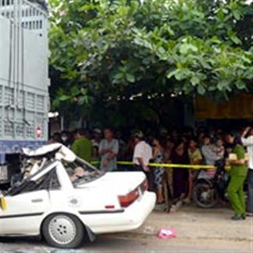 Ôtô nát đầu dưới gầm xe tải, 2 người tử vong