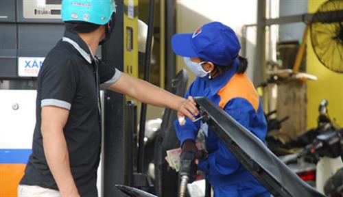 Không tăng giá xăng, xả quỹ và giảm thuế 2%