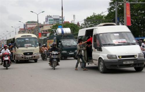 Không chịu dừng khi khách xuống, xe buýt cán chết người
