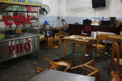 Giang hồ vác mã tấu chém trọng thương 3 nhân viên quán ăn