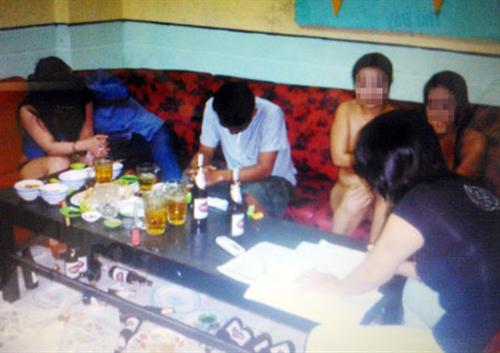 Nữ tiếp viên khỏa thân hát ca cổ với khách